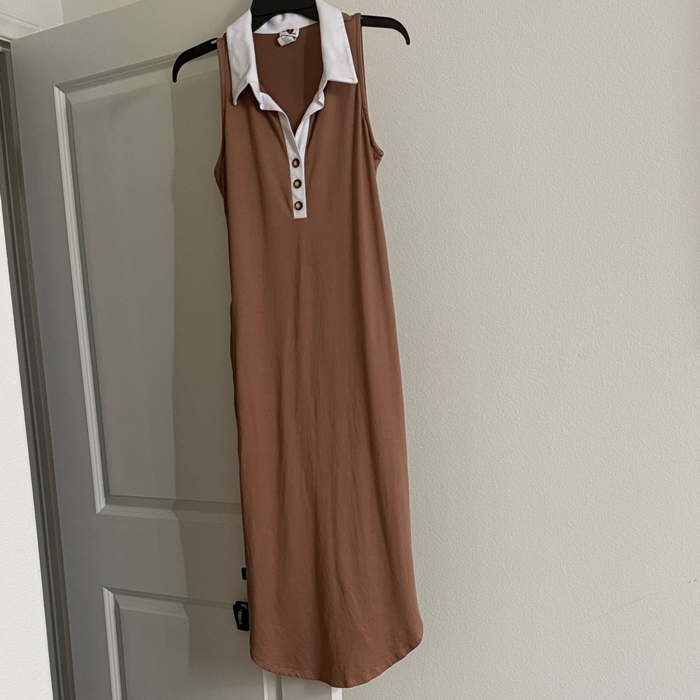 Sleeveless Brown Dress with White Collar